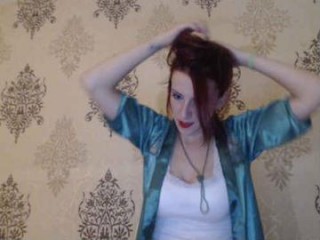 sexyella25 webcam chick stripping on her bed